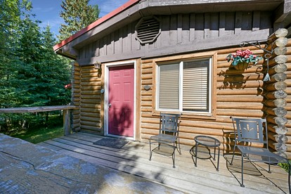 Cozy Pondside Cottage Cabin with Wood-Burning Stove & Private Deck Near Downtown Hope, Alaska - glamping.directory