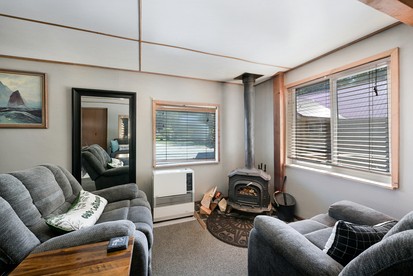 Cozy Pondside Cottage Cabin with Wood-Burning Stove & Private Deck Near Downtown Hope, Alaska - Hope, Alaska - glamping.directory