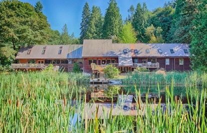 Beautiful Cabin Rental Perfect for Large Groups and Families near Tacoma, Washington - glamping.directory