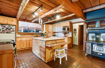 Beautiful Cabin Rental Perfect for Large Groups and Families near Tacoma, Washington - Gig Harbor, Washington - glamping.directory