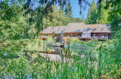 Beautiful Cabin Rental Perfect for Large Groups and Families near Tacoma, Washington - Gig Harbor, Washington - glamping.directory