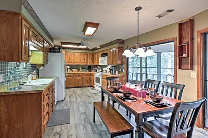 Waterfront Cabin Ideal for Families and Outdoor Adventures in Arkansas - Fairfield Bay, Arkansas - glamping.directory