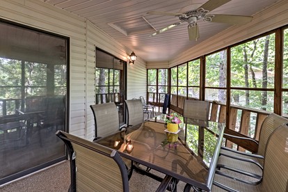 Waterfront Cabin Ideal for Families and Outdoor Adventures in Arkansas - Fairfield Bay, Arkansas - glamping.directory