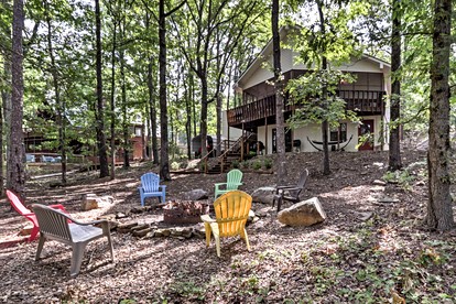 Waterfront Cabin Ideal for Families and Outdoor Adventures in Arkansas - Fairfield Bay, Arkansas - glamping.directory