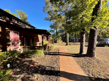 Luxurious Retreat Cabin with Scenic Pond Views, Expansive Decks, and Resort Amenities Near Zwolle, LA - Zwolle, Louisiana - glamping.directory