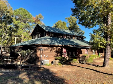 Luxurious Retreat Cabin with Scenic Pond Views, Expansive Decks, and Resort Amenities Near Zwolle, LA - Zwolle, Louisiana - glamping.directory