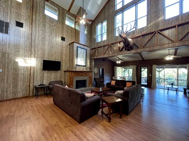 Luxurious Retreat Cabin with Scenic Pond Views, Expansive Decks, and Resort Amenities Near Zwolle, LA - Zwolle, Louisiana - glamping.directory