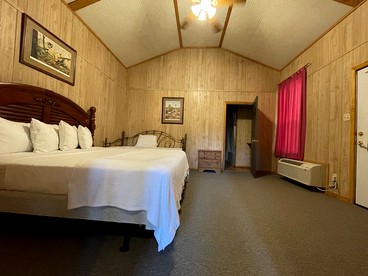 Luxurious Retreat Cabin with Scenic Pond Views, Expansive Decks, and Resort Amenities Near Zwolle, LA - Zwolle, Louisiana - glamping.directory