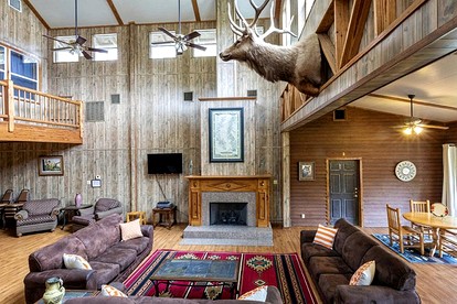 Luxurious Retreat Cabin with Scenic Pond Views, Expansive Decks, and Resort Amenities Near Zwolle, LA - Zwolle, Louisiana - glamping.directory