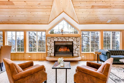 High-altitude Hideaway: Large Rental on Schweitzer Mountain with Views and Hot Tub - Sandpoint, Idaho - glamping.directory