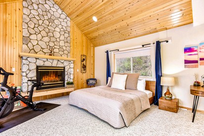 High-altitude Hideaway: Large Rental on Schweitzer Mountain with Views and Hot Tub - Sandpoint, Idaho - glamping.directory