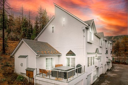 High-altitude Hideaway: Large Rental on Schweitzer Mountain with Views and Hot Tub - glamping.directory