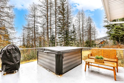 High-altitude Hideaway: Large Rental on Schweitzer Mountain with Views and Hot Tub - Sandpoint, Idaho - glamping.directory