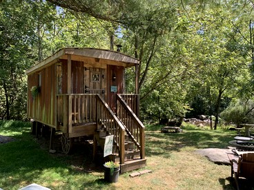Shepherd’ Hut on the Conewago Creek - glamping.directory