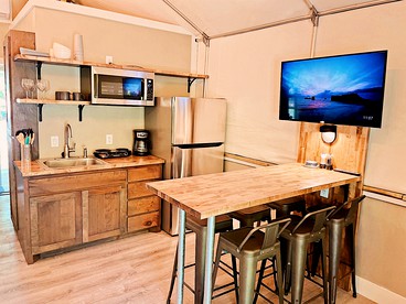 Brand New Cabin with Luxury Games Room on a Gorgeous Creek Near New Braunfels, Texas - Geronimo, Texas - glamping.directory