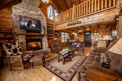 Magnificent Cabin with Jacuzzi, Pool Table and Poker Table in Sevierville, Tennessee - Sevierville, Tennessee - glamping.directory