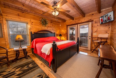 Magnificent Cabin with Jacuzzi, Pool Table and Poker Table in Sevierville, Tennessee - Sevierville, Tennessee - glamping.directory