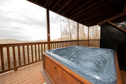 Magnificent Cabin with Jacuzzi, Pool Table and Poker Table in Sevierville, Tennessee - Sevierville, Tennessee - glamping.directory