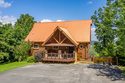 Magnificent Cabin with Jacuzzi, Pool Table and Poker Table in Sevierville, Tennessee - Sevierville, Tennessee - glamping.directory
