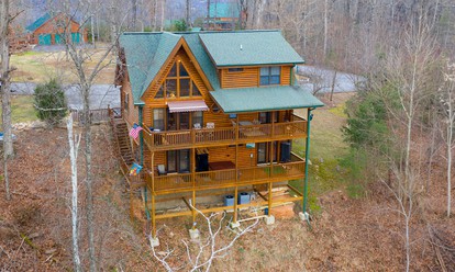 Magnificent Cabin with Jacuzzi, Pool Table and Poker Table in Sevierville, Tennessee - glamping.directory