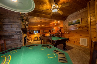 Magnificent Cabin with Jacuzzi, Pool Table and Poker Table in Sevierville, Tennessee - Sevierville, Tennessee - glamping.directory