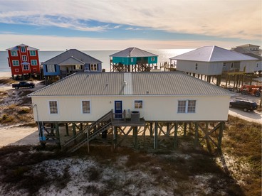 Breathtaking Pet Friendly Cottage with Barbecue in Dauphin Island, Alabama - Dauphin Island, Alabama - glamping.directory