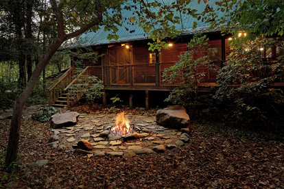 Creekside Tennessee Cabin Rental for Great Smoky Mountains Getaways - Gatlinburg, Tennessee - glamping.directory