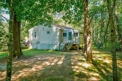 Peaceful Waterfront Cottage on Crooked River near Portland and Sebago Lake, Maine - Casco, Maine - glamping.directory