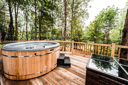 Luxurious Pet Friendly Treehouse with Hot Tub Nestled within the Pine Trees by the Waterfront of Belgrade Stream, Close to Sugarloaf Mountain, Maine - Belgrade, Maine - glamping.directory