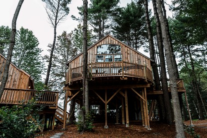 Luxurious Pet Friendly Treehouse with Hot Tub Nestled within the Pine Trees by the Waterfront of Belgrade Stream, Close to Sugarloaf Mountain, Maine - Belgrade, Maine - glamping.directory