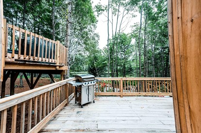 Luxurious Pet Friendly Treehouse with Hot Tub Nestled within the Pine Trees by the Waterfront of Belgrade Stream, Close to Sugarloaf Mountain, Maine - Belgrade, Maine - glamping.directory