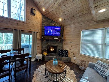 Luxurious Pet Friendly Treehouse with Hot Tub Nestled within the Pine Trees by the Waterfront of Belgrade Stream, Close to Sugarloaf Mountain, Maine - Belgrade, Maine - glamping.directory