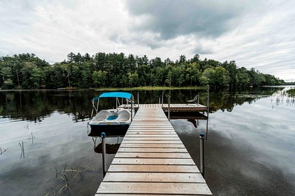 Luxurious Pet Friendly Treehouse with Hot Tub Nestled within the Pine Trees by the Waterfront of Belgrade Stream, Close to Sugarloaf Mountain, Maine - Belgrade, Maine - glamping.directory