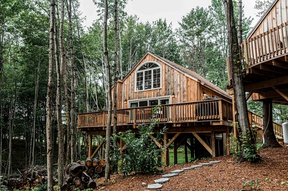 Luxurious Pet Friendly Treehouse with Hot Tub Nestled within the Pine Trees by the Waterfront of Belgrade Stream, Close to Sugarloaf Mountain, Maine - glamping.directory