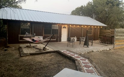 Family Cabin Getaway with an Outdoor Fireplace near Lake Granbury in Texas - Bluff Dale, Texas - glamping.directory