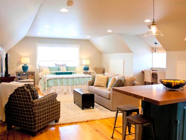 Stylish Cottage Loft Rental on a Farm in Lancaster County near Philadelphia, Pennsylvania - Christiana, Pennsylvania - glamping.directory