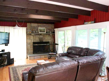 Delightful Vacation Rental with a Private Dock on Candlewood Lake in Connecticut - New Milford, Connecticut - glamping.directory