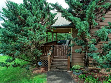 Cozy Tennessee Cabin Rental for Lovely Vacations to the Smokies - Cosby, Tennessee - glamping.directory