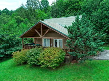 Cozy Tennessee Cabin Rental for Lovely Vacations to the Smokies - Cosby, Tennessee - glamping.directory