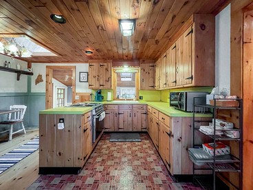 Enchanting Cottage with Fire Pit Near the Coast in York, Maine - York, Maine - glamping.directory