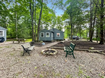 Enchanting Cottage with Fire Pit Near the Coast in York, Maine - York, Maine - glamping.directory