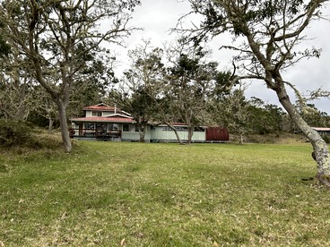 Off-Grid Spacious Cabin Ideal for Groups or Family Getaways in Hawaii - Captain Cook, Hawaii - glamping.directory
