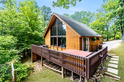 Wonderful Cabin with Hot-tub and Barbecue in Hedgesville, West Virginia - glamping.directory