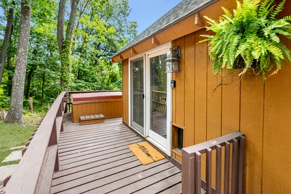 Wonderful Cabin with Hot-tub and Barbecue in Hedgesville, West Virginia - Hedgesville, West Virginia - glamping.directory