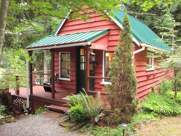 Pet-Friendly Cabin Rental Overlooking a River near Skykomish, Washington - glamping.directory