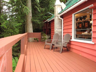 Pet-Friendly Cabin Rental Overlooking a River near Skykomish, Washington - Baring, Washington - glamping.directory