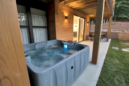 Luxury Mountain Retreat with Hot Tub Near Lake Hartwell & Clemson, SC - Westminster, South Carolina - glamping.directory