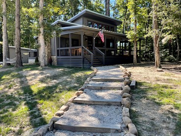 Lakefront Cabin with Two Decks and Back Yard in Tennessee - glamping.directory