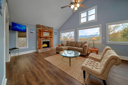 Large Vacation Rental in Gatlinburg, Tennessee, Perfect for Family Gatherings near the Great Smoky Mountains - Gatlinburg, Tennessee - glamping.directory