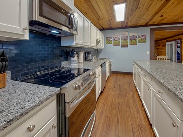 Large Vacation Rental in Gatlinburg, Tennessee, Perfect for Family Gatherings near the Great Smoky Mountains - Gatlinburg, Tennessee - glamping.directory